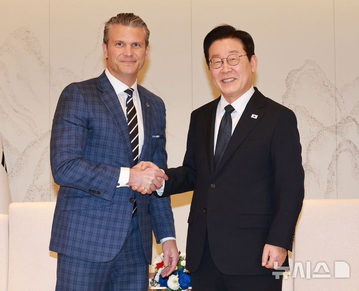 [서울=뉴시스] 고범준 기자 = 이재명 대통령이 4일 서울 용산 대통령실 청사에서 피트 헤그세스 미국 국방부 장관 접견에 앞서 악수하고 있다. 2025.11.04. bjko@newsis.com