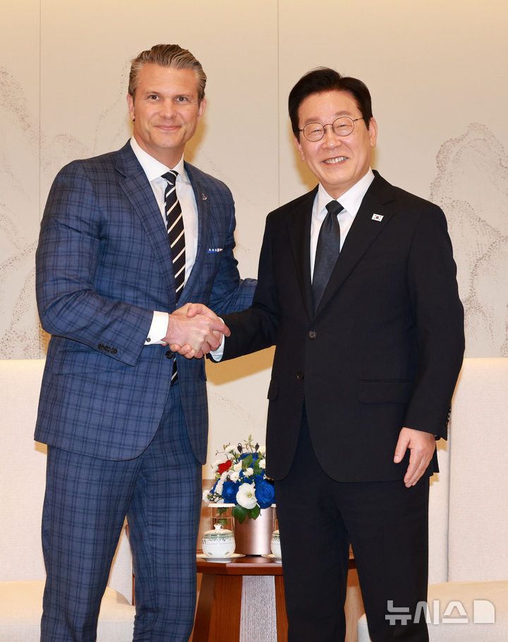 [서울=뉴시스] 고범준 기자 = 이재명 대통령이 4일 서울 용산 대통령실 청사에서 피트 헤그세스 미국 국방부 장관 접견에 앞서 악수하고 있다. 2025.11.04. bjko@newsis.com