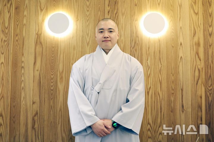 [서울=뉴시스] 박진희 기자 = 법고 연주가 구산스님이 지난 4일 서울 종로구 조계사에서 인터뷰 하고 있다. 구산스님은 ‘선명상’의 대중화를 문화예술로 구현하는 대형 타악 퍼포먼스 ‘법음(法音)’ 연주 공연을 오는 30일 수원 경기아트센터 대극장에 올린다. 2025.11.08. pak7130@newsis.com