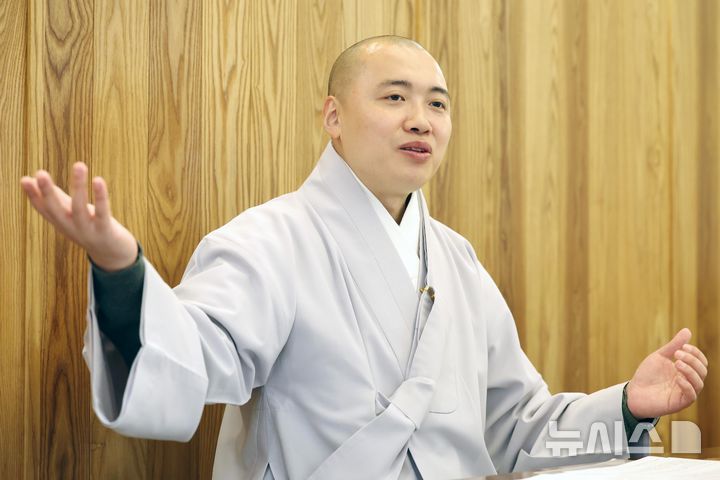 [서울=뉴시스] 박진희 기자 = 법고 연주가 구산스님이 지난 4일 서울 종로구 조계사에서 인터뷰 하고 있다. 구산스님은 ‘선명상’의 대중화를 문화예술로 구현하는 대형 타악 퍼포먼스 ‘법음(法音)’ 연주 공연을 오는 30일 수원 경기아트센터 대극장에 올린다. 2025.11.08. pak7130@newsis.com