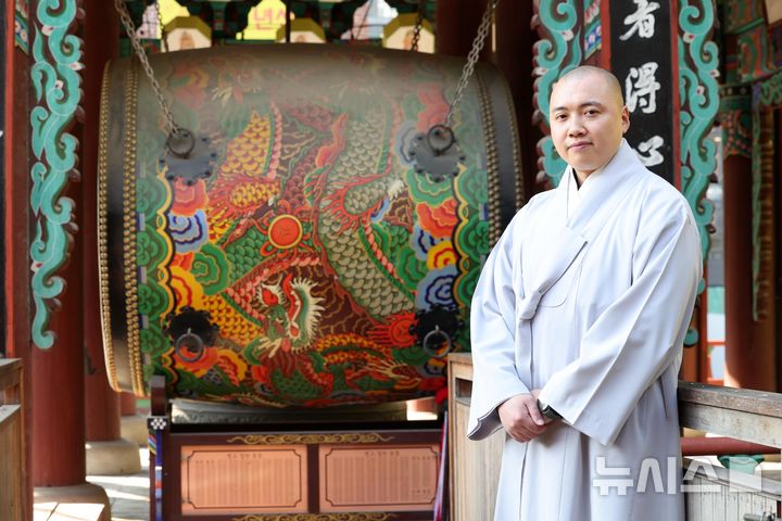 [서울=뉴시스] 박진희 기자 = 법고 연주가 구산스님이 지난 4일 서울 종로구 조계사에서 인터뷰 하고 있다. 구산스님은 ‘선명상’의 대중화를 문화예술로 구현하는 대형 타악 퍼포먼스 ‘법음(法音)’ 연주 공연을 오는 30일 수원 경기아트센터 대극장에 올린다. 2025.11.08. pak7130@newsis.com