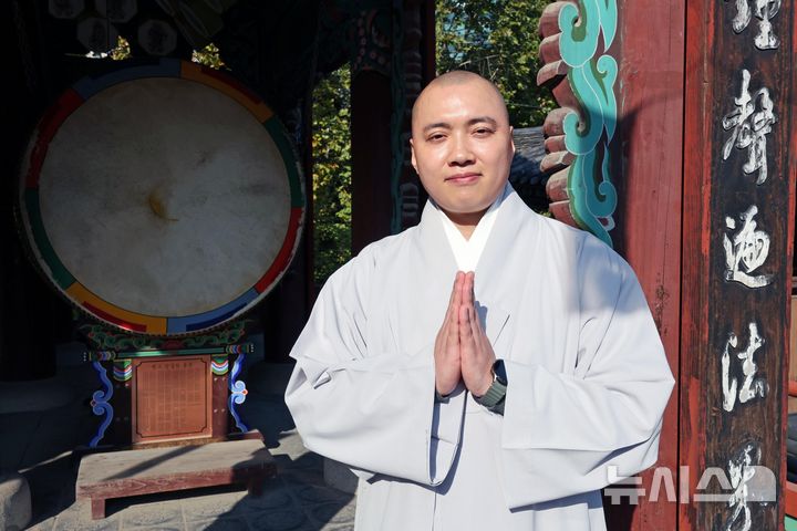 [서울=뉴시스] 박진희 기자 = 법고 연주가 구산스님이 지난 4일 서울 종로구 조계사에서 인터뷰 하고 있다. 구산스님은 ‘선명상’의 대중화를 문화예술로 구현하는 대형 타악 퍼포먼스 ‘법음(法音)’ 연주 공연을 오는 30일 수원 경기아트센터 대극장에 올린다. 2025.11.08. pak7130@newsis.com