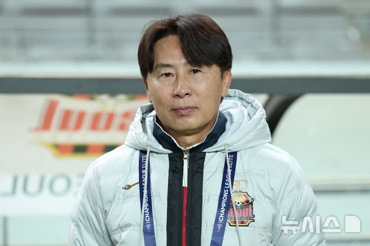 [서울=뉴시스] 조성우 기자 = 지난달 4일 오후 서울 마포구 서울월드컵경기장에서 열린 2025-2026 아시아축구연맹(AFC) 챔피언스리그 엘리트(ACLE) 리그 스테이지 4차전 FC서울과 청두 룽청의 경기, FC서울 김기동 감독이 경기 시작을 기다리며 그라운드를 응시하고 있다. 2025.11.04. xconfind@newsis.com