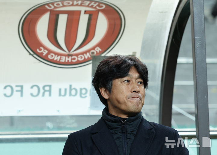 [서울=뉴시스] 조성우 기자 = 4일 오후 서울 마포구 서울월드컵경기장에서 열린 2025-2026 아시아축구연맹(AFC) 챔피언스리그 엘리트(ACLE) 리그 스테이지 4차전 FC서울과 청두 룽청의 경기, 청두 서정원 감독이 경기 시작을 기다리며 그라운드를 응시하고 있다. 2025.11.04. xconfind@newsis.com