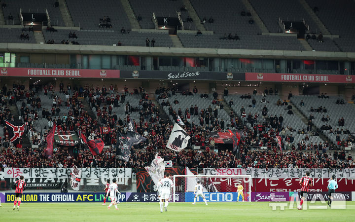 [서울=뉴시스] 조성우 기자 = 4일 오후 서울 마포구 서울월드컵경기장에서 열린 2025-2026 아시아축구연맹(AFC) 챔피언스리그 엘리트(ACLE) 리그 스테이지 4차전 FC서울과 청두 룽청의 경기, FC서울 서포터즈가 열띤 응원전을 펼치고 있다. 2025.11.04. xconfind@newsis.com