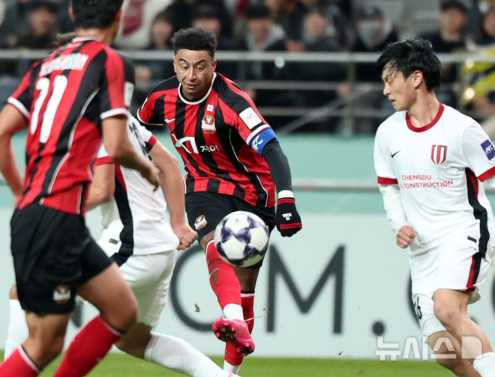 [서울=뉴시스] 조성우 기자 = 4일 오후 서울 마포구 서울월드컵경기장에서 열린 2025-2026 아시아축구연맹(AFC) 챔피언스리그 엘리트(ACLE) 리그 스테이지 4차전 FC서울과 청두 룽청의 경기 전반전, FC서울 제시 린가드가 슛을 시도하고 있다. 2025.11.04. xconfind@newsis.com