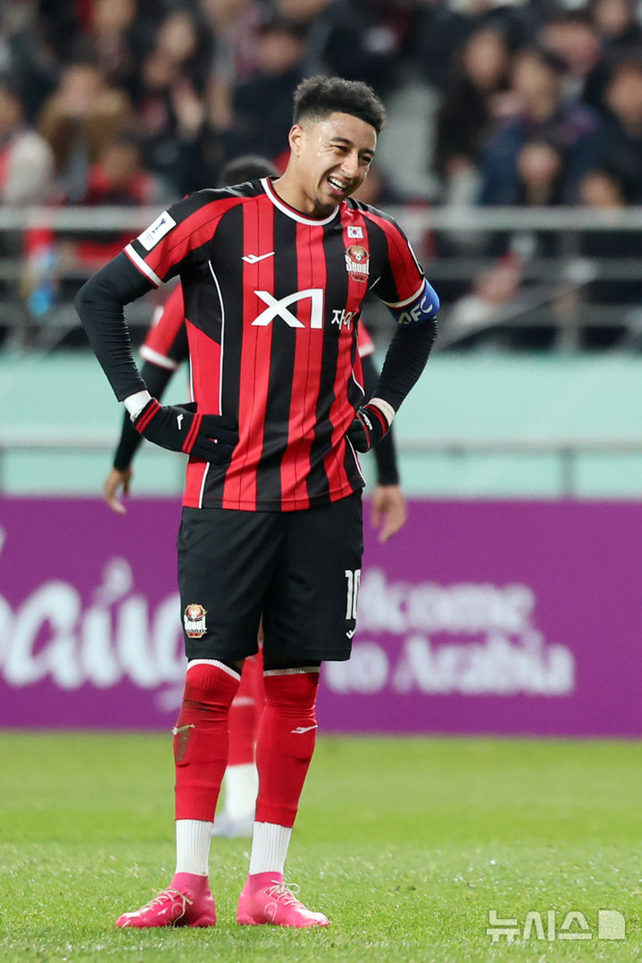 [서울=뉴시스] 조성우 기자 = 4일 오후 서울 마포구 서울월드컵경기장에서 열린 2025-2026 아시아축구연맹(AFC) 챔피언스리그 엘리트(ACLE) 리그 스테이지 4차전 FC서울과 청두 룽청의 경기 전반전, FC서울 제시 린가드가 슛이 빗나가자 아쉬운 표정을 짓고 있다. 2025.11.04. xconfind@newsis.com