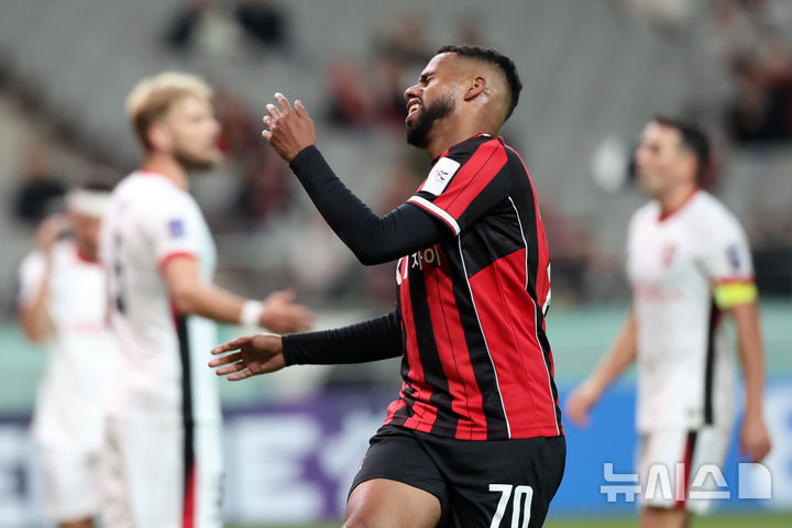 [서울=뉴시스] 조성우 기자 = 4일 오후 서울 마포구 서울월드컵경기장에서 열린 2025-2026 아시아축구연맹(AFC) 챔피언스리그 엘리트(ACLE) 리그 스테이지 4차전 FC서울과 청두 룽청의 경기 후반전, FC서울 안데르손이 슈팅이 빗나가자 아쉬운 표정을 짓고 있다. 2025.11.04. xconfind@newsis.com