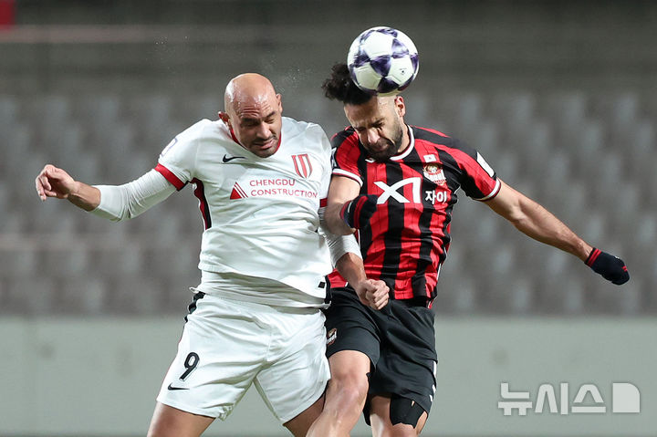 [서울=뉴시스] 조성우 기자 = 4일 오후 서울 마포구 서울월드컵경기장에서 열린 2025-2026 아시아축구연맹(AFC) 챔피언스리그 엘리트(ACLE) 리그 스테이지 4차전 FC서울과 청두 룽청의 경기 후반전, FC서울 야잔이 공중볼 경합을 벌이고 있다. 2025.11.04. xconfind@newsis.com