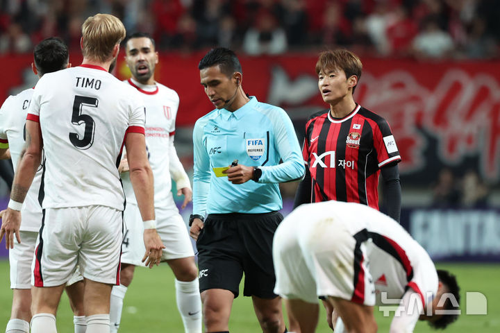[서울=뉴시스] 조성우 기자 = 4일 오후 서울 마포구 서울월드컵경기장에서 열린 2025-2026 아시아축구연맹(AFC) 챔피언스리그 엘리트(ACLE) 리그 스테이지 4차전 FC서울과 청두 룽청의 경기 후반전, FC서울 김진수가 옐로우 카드를 받자 심판에게 항의하고 있다. 2025.11.04. xconfind@newsis.com
