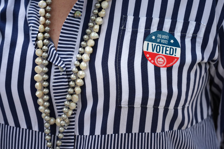 [마이애미=AP/뉴시스] 지난 4일(현지 시각) 미 플로리다주 마이애미의 한 투표소에서 투표를 마친 유권자가 '투표 완료' 인증 스티커를 가슴에 붙이고 투표소를 나서고 있다. 이날 선거에서 민주당이 공화당을 압도했다. 2025.11.6. 