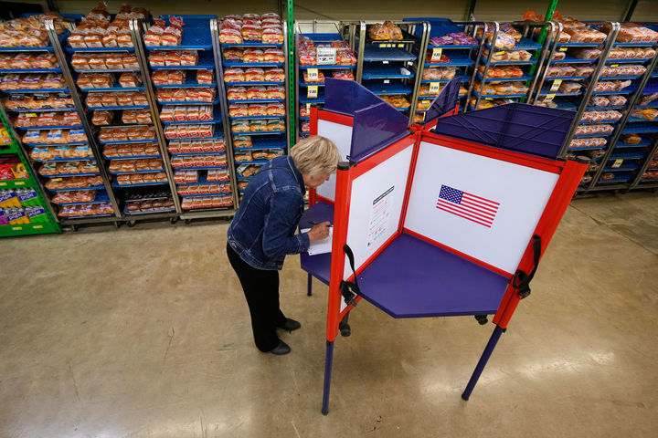 [캔자스주=AP/뉴시스] 4일(현지 시간) 미국 캔자스주 로렌스의 한 마트에 마련된 투표소에서 유권자가 투표하고 있다. 2025.11.05.