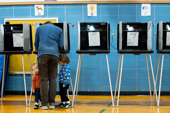 [미니애폴리스=AP/뉴시스] 4일(현지 시간) 미국 미니애폴리스 린데일 커뮤니티 스쿨에 마련된 투표소에서 유권자가 투표하고 있다. 2025.11.05.