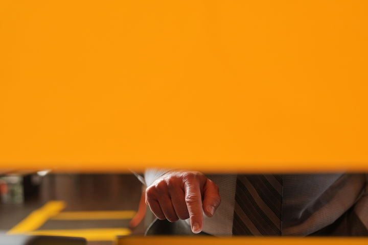 [캘리포니아주=AP/뉴시스] 4일(현지 시간) 미국 캘리포니아주 비벌리힐스에 마련된 투표소에서 유권자가 투표하고 있다. 2025.11.05.