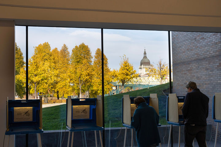 [미니애폴리스=AP/뉴시스] 4일(현지 시간) 미국 미니애폴리스 워커 아트센터에 마련된 투표소에서 유권자들이 투표하고 있다. 2025.11.05.