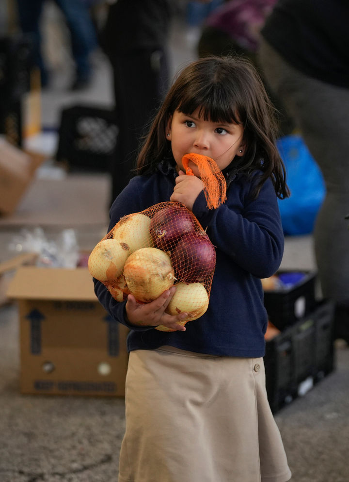 [오스틴=AP/뉴시스] 9일(현지 시간) CNN에 따르면 농무부는 대법원 결정에 따라 주정부들에 11월분 SNAP 급여의 65%만 지급하라고 지시했다. 사진은 4일(현지 시간) 미 텍사스주 오스틴 넬슨 필드의 푸드뱅크에서 한 소녀가 식료품을 받아 들고 있다. 2025.11.10.