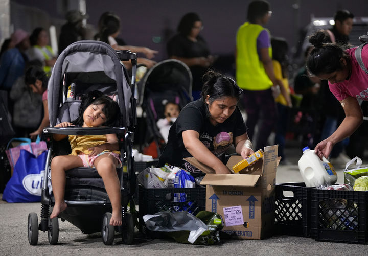 [오스틴=AP/뉴시스] 지난 4일(현지 시간) 미 텍사스주 오스틴의 푸드뱅크에서 한 여성이 유모차에서 자고 있는 딸과 함께 식료품을 받고 있다. 연방정부 셧다운(업무 일시 중단)이 장기화하면서 저소득층 대상 식비 지원 프로그램(SNAP) 지원이 중단된 후 식료품 배급 수요가 급증하고 있다. 2025.11.8.