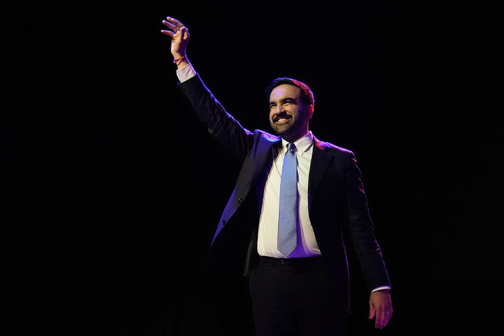 [뉴욕=AP/뉴시스] 조란 맘다니 뉴욕 시장 당선인이 4일(현지 시간) 미국 뉴욕 시장 선거에서 당선된 후 지지자들에게 인사하고 있다. 올해 34세인 인도계 무슬림인 민주당의 맘다니 후보가 미국 최대 도시 뉴욕에서 시장으로 당선됐다. 2025.11.05.