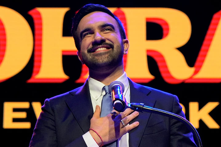 [뉴욕=AP/뉴시스] 4일(현지 시간) 실시된 뉴욕시장 선거에 승리한 민주당 조란 맘다니 후보가 지지자들의 환호에 답례하고 있다. 맘다니 후보는 무소속 앤드루 쿠오모 후보를 제치고 차기 뉴욕시장에 당선됐다. 2025.11.05.