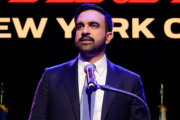 [뉴욕=AP/뉴시스] 조란 맘다니 뉴욕 시장 당선인이 4일(현지 시간) 미국 뉴욕 시장 선거에서 당선된 후 연설하고 있다. 올해 34세인 인도계 무슬림인 민주당의 맘다니 후보가 미국 최대 도시 뉴욕에서 시장으로 당선됐다. 2025.11.05.