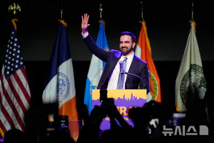 [뉴욕=AP/뉴시스] 조란 맘다니 뉴욕 시장 당선인이 4일(현지 시간) 미국 뉴욕 시장 선거에서 당선된 후 지지자들에게 인사하고 있다. 올해 34세인 인도계 무슬림인 민주당의 맘다니 후보가 미국 최대 도시 뉴욕에서 시장으로 당선됐다. 2025.11.05.