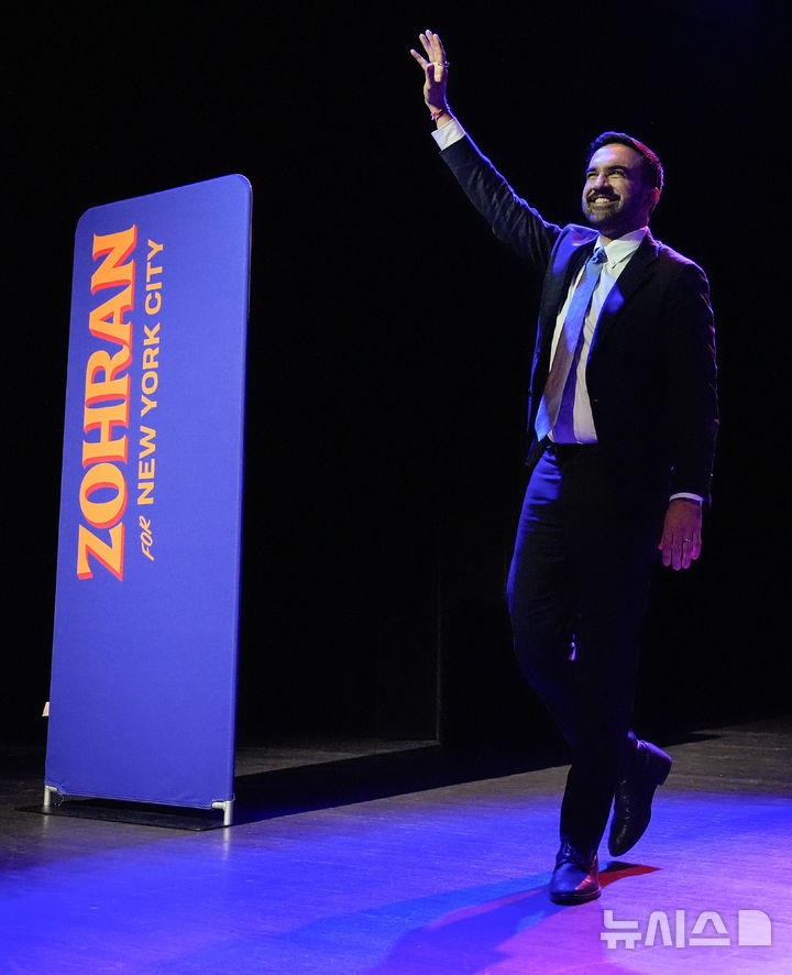 [뉴욕=AP/뉴시스] 조란 맘다니 뉴욕 시장 당선인이 4일(현지 시간) 미국 뉴욕 시장 선거에서 당선된 후 지지자들에게 인사하고 있다. 올해 34세인 인도계 무슬림인 민주당의 맘다니 후보가 미국 최대 도시 뉴욕에서 시장으로 당선됐다. 2025.11.05.