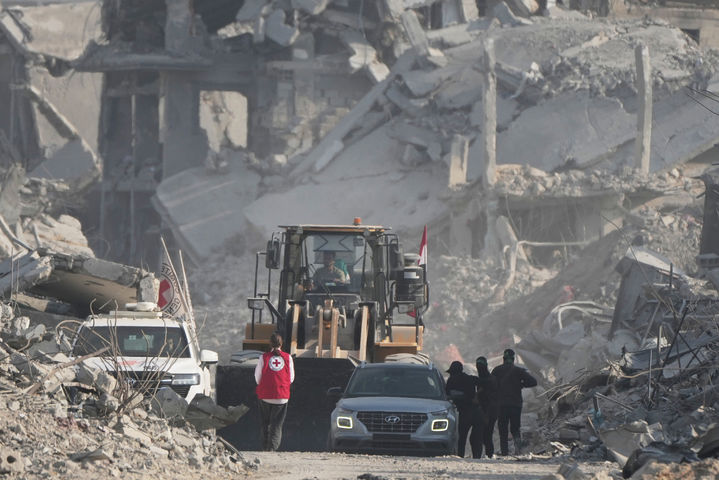 [가자시티=AP/뉴시스] 팔레스타인 무장단체 하마스가 인질의 유해를 국제적십자위원회(ICRC)에 인도했으며, 적십자가 이를 이스라엘군에 전달할 예정이라고 25일(현지 시간) AP통신이 보도했다. 사진은 5일(현지 시간) 가자지구 가자시티 시자이야 지역에서 하마스 대원들과 이집트 인력이 이스라엘 인질들의 시신을 수색하는 모습을 국제적십자위원회(ICRC) 직원이 바라보고 있다. 2025.11.26.