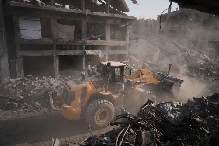 [가자시티=AP/뉴시스] 지난 5일(현지 시간) 가자지구 가자시티 시자이야 지역에서 하마스 대원들과 이집트 인력이 이스라엘 인질들의 시신을 수색하고 있다. 가자 중부에서 24일 이스라엘 인질로 추정되는 시신 한 구가 수습됐다. 2025.11.25.