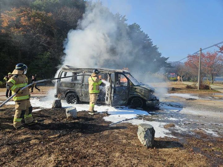 [고성=뉴시스] 강원 고성군 거진읍 화진포 인근차량에서 화재가 발생해 소당당국이 진화 작업에 나서고 있다.(사진=강원도소방본부 제공)photo@newsis.com *재판매 및 DB 금지
