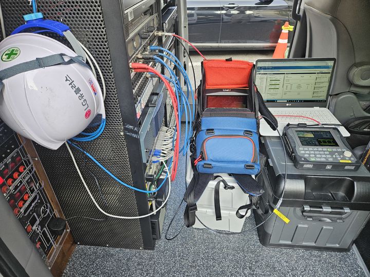 [서울=뉴시스] 박은비 기자 = LG유플러스가 방송중계 회선 문제시 활용하기 위해 구비해둔 MNG(Mobile News Gathering) 장비. 현지 모바일망을 통해 무선 전송하는 시스템이다. 2025.11.04. silverline@newsis.com *재판매 및 DB 금지