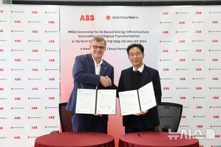 [세종=뉴시스]한국지역난방공사 김학균 플랜트기술처장(오른쪽)과 ABB사 앤더스 마테센 아시아 총괄대표(왼쪽)가 협약서에 서명후 기념사진을 찍고 있다.(사진=한난 제공)