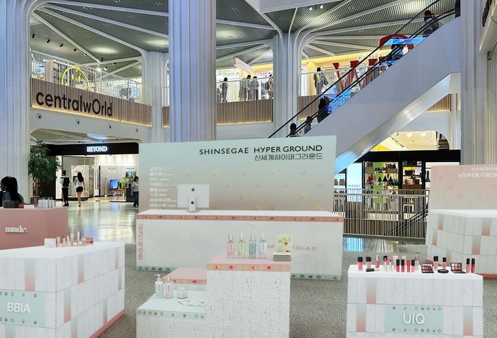[서울=뉴시스] 신세계백화점은 자사 영패션 전문관 '하이퍼그라운드'가 방콕 최대 쇼핑몰인 '센트럴월드'에서 K뷰티 브랜드 15개를 한데 모은 팝업스토어를 연다고 5일 밝혔다.(사진=신세계백화점 제공) *재판매 및 DB 금지