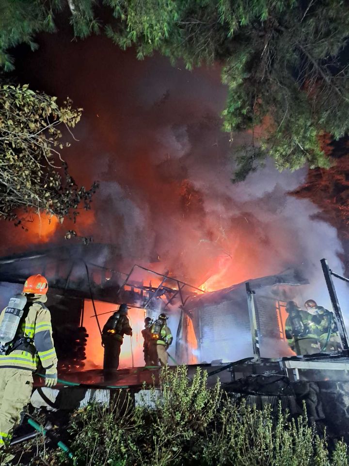 [강릉=뉴시스] 강릉 왕산면 왕산리 한 주택에서 화목난로 연통 과열로 인해 화재가 발생한 가운데 소방당국이 진화에 나서고 있다.(사진=강릉소방서 제공)photo@newsis.com  *재판매 및 DB 금지