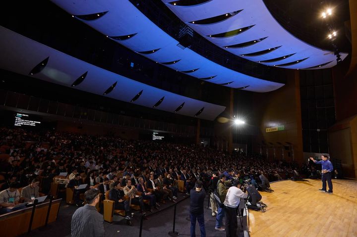 [서울=뉴시스]3일 서울 강남구 코엑스에서 열린 ‘SK AI Summit(서밋) 2025’에서 청중들이 최태원 회장의 ‘AI Now & Next’를 주제로한 기조연설을 듣고 있다. (사진=SK그룹 제공) photo@newsis.com *재판매 및 DB 금지