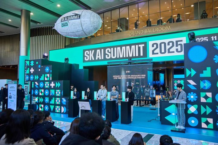 [서울=뉴시스]3일 서울 강남구 코엑스 ‘SK AI Summit(서밋) 2025’에서 과학유튜버 ‘궤도’의 사회로 AI를 주제로 한 이벤트에 참석자들이 참여하고 있다. (사진=SK그룹 제공) photo@newsis.com *재판매 및 DB 금지