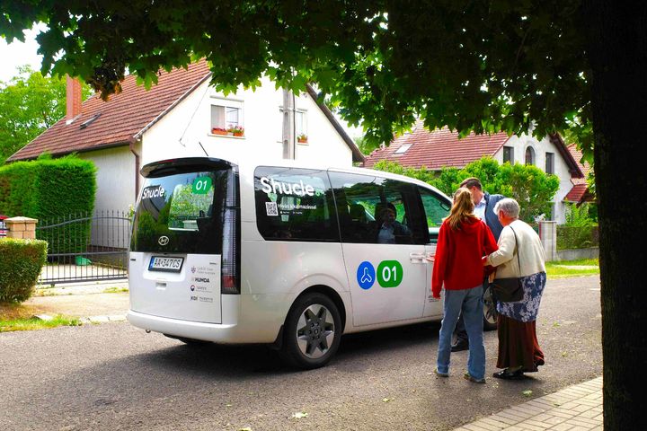 [서울=뉴시스] 현대차·기아가 헝가리 괴될뢰(Gödöllő)시에서 진행한 셔클(SHUCLE)의 '헝가리 수요응답교통 서비스 시범사업'을 지난달 말 성공적으로 마무리했다고 5일 밝혔다. (사진=현대차그룹 제공) photo@newsis.com *재판매 및 DB 금지