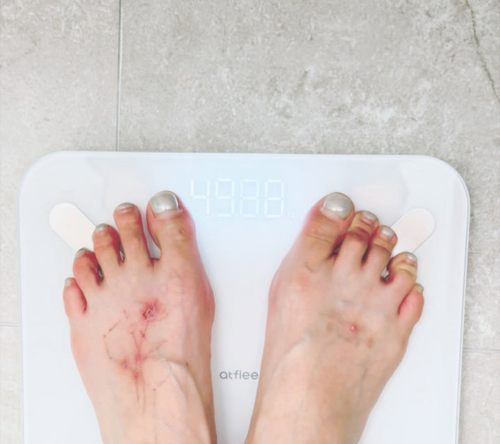 [서울=뉴시스] 가수 현아가 체중계 위에 올라가있다. (사진=현아 인스타그램 캡처) 2025.11.04. photo@newsis.com *재판매 및 DB 금지