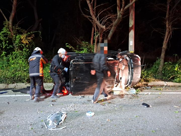[군산=뉴시스] 5일 오전 2시7분께 전북 군산시 미룡동 은파호수 인근을 달리던 레이 차량이 전도돼 소방대원이 차량 내 탑승자 구조작업을 진행하고 있다. *재판매 및 DB 금지