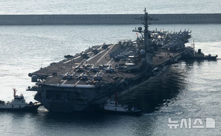 [부산=뉴시스]하경민 기자 = 미국 해군 7함대 소속 핵추진 항공모함 '조지 워싱턴함(CVN-73)'이 5일 오전 부산 남구 해군작전사령부 부산작전기지에 입항하고 있다.  니미츠급(10만t급)인 이 핵항모는 길이 333m, 폭 76.8m, 비행갑판 면적은 축구장 3배 규모이며, 승조원은 6000여 명이다. 특히 최신예 스텔스 전투기 F-35C와 슈퍼호넷 전투기(F/A-18), 호크아이 조기경보기(E-2C), 해상작전헬기 등 항공기 80여 대를 탑재히고 있어 '떠다니는 군사기지'로 불린다. 2025.11.05. yulnetphoto@newsis.com