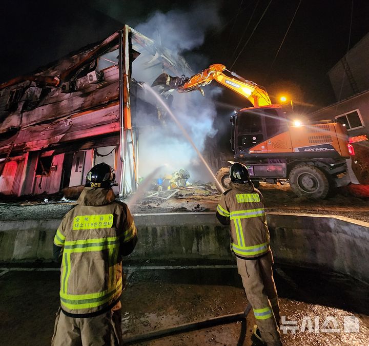 [음성=뉴시스] 충북 음성 기숙사 화재 현장 (사진= 음성소방서 제공) 2025.11.05. photo@newsis.com  *재판매 및 DB 금지