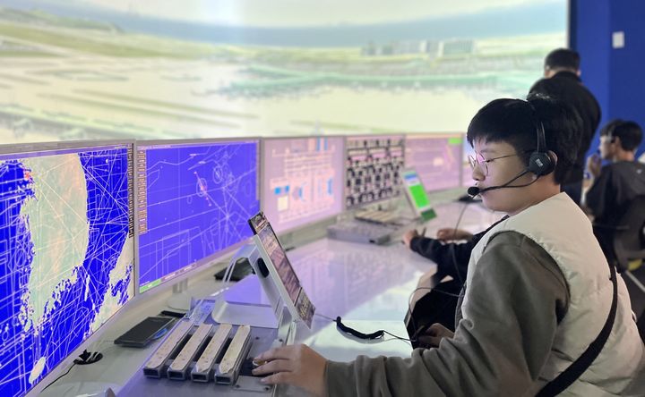 [서울=뉴시스] 지난 4일 국립항공박물관에서 청소년 항공캠프 참가학생들이 항공관제 체험을 하고 있다. 2025.11.05. (사진=한국공항공사 제공) photo@newsis.com *재판매 및 DB 금지