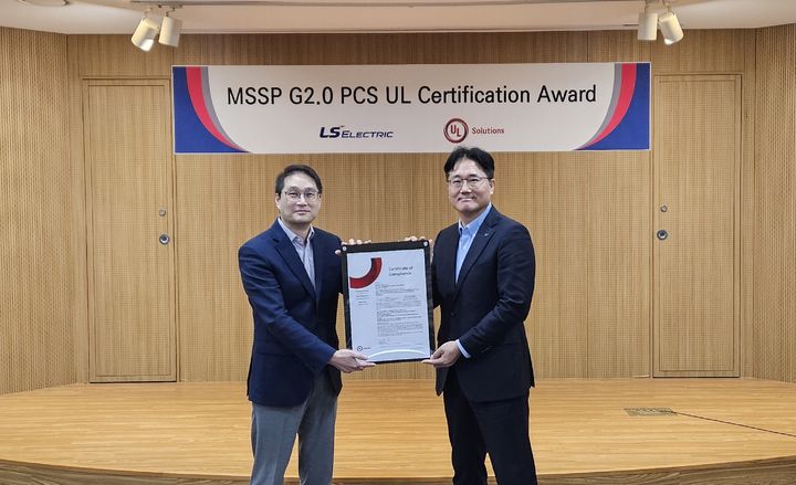 [서울=뉴시스]LS일렉트릭이 지난 4일 안양 글로벌 R&D 캠퍼스에서 'UL 1741' 인증서 수여식을 가졌다. 사진은 서장철 LS일렉트릭 전력연구개발본부장 겸 최고기술책임자(CTO)(오른쪽), 웨슬리 궉(Wesley Kwok) UL 솔루션즈(UL Solutions) 신재생에너지 및 산업 자동화(EIA ; Energy & Industrial Automation) 총괄 부사장(VP& GM)(왼쪽)이 수여식에서 기념촬영을 하는 모습 (사진=LS일렉트릭 제공) photo@newsis.com *재판매 및 DB 금지
