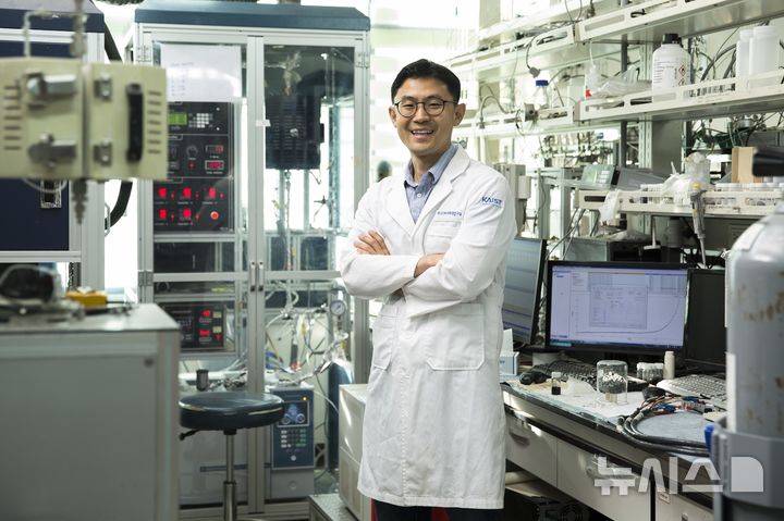 [서울=뉴시스]이달의 과학기술인상 11월 수상자로 선정된 최민기 한국과학기술원(KAIST) 생명화학공학과 교수. (사진=과학기술정보통신부 제공)