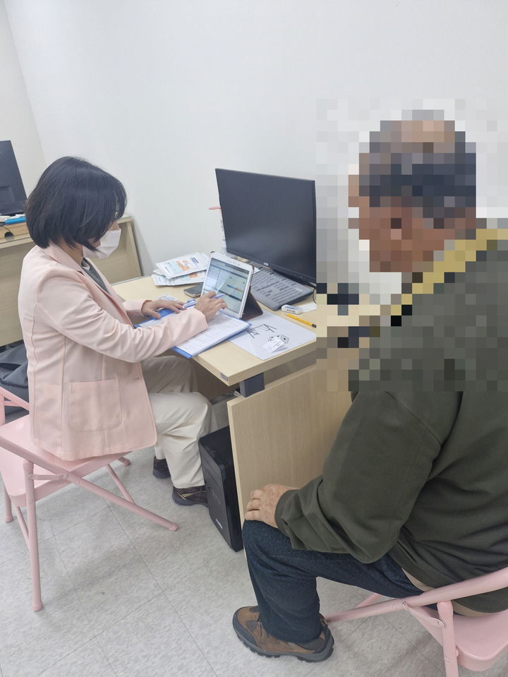 [안산=뉴시스]안산시 단원보건소 관계자가 4일 대부동 지역 주민을 대상으로 치매 선별검사를 진행하고 있다.(사진=안산시 제공)2025.11.05.photo@newsis.com  *재판매 및 DB 금지