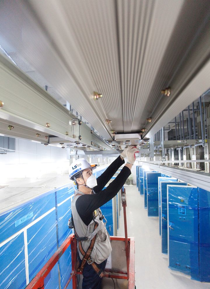 [서울=뉴시스]LS전선 직원이 버스덕트 시스템을 설치하고 있다. (사진 = 업체 제공) 2025.11.05. photo@newsis.com *재판매 및 DB 금지