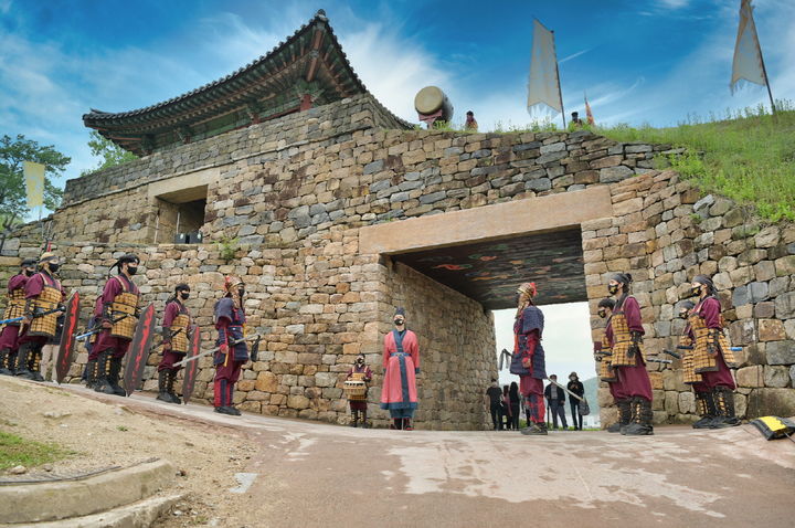 [공주=뉴시스] 공산성 수문병 교대식 모습.(사진=공주시 제공). 2025.11.05. photo@newsis.com. *재판매 및 DB 금지