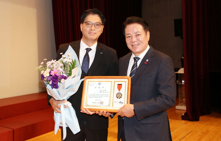 [서울=뉴시스] 2025년 안양시 우수 기업에 선정된 노루페인트. 이수민 노루페인트 대표이사(왼쪽)와 최대호 안양시장. (사진=노루페인트 제공) 2025.11.05. photo@newsis.com *재판매 및 DB 금지