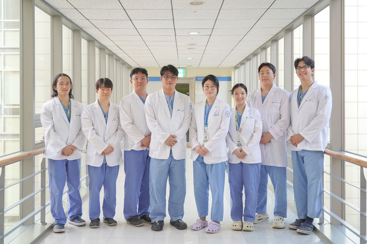 [양산=뉴시스] 양산부산대병원 관상동맥우회술 전담팀이 단체 사진을 촬영하고 있다. (사진=양산부산대병원 제공) 2025.11.05. photo@newsis.com *재판매 및 DB 금지