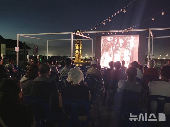 [제주=뉴시스] 지역간 문화격차를 해소하기 위해 지역주민에게 영화감상을 제공하는 밤마실극장. (사진=제주도 제공) 2025.11.05. photo@newsis.com