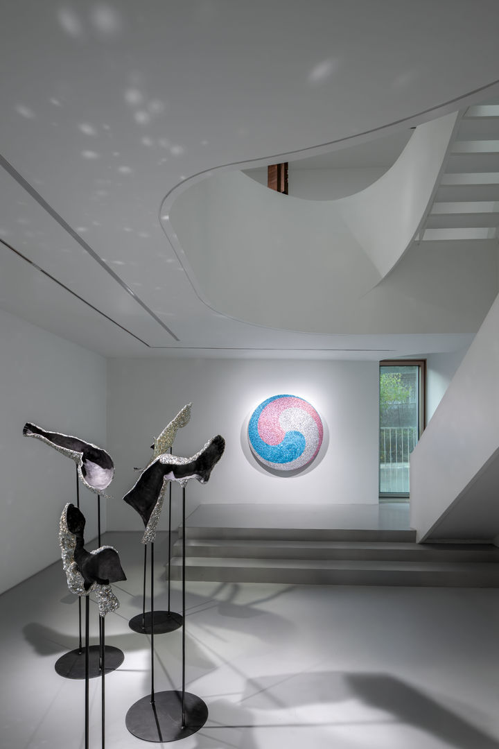 Young Joon Kwak & Eusung Lee, Esther Schipper, Seoul, 2025. Courtesy of the artists and Esther Schipper, Berlin/Paris/Seoul Photo © Hyun Jun Lee *재판매 및 DB 금지